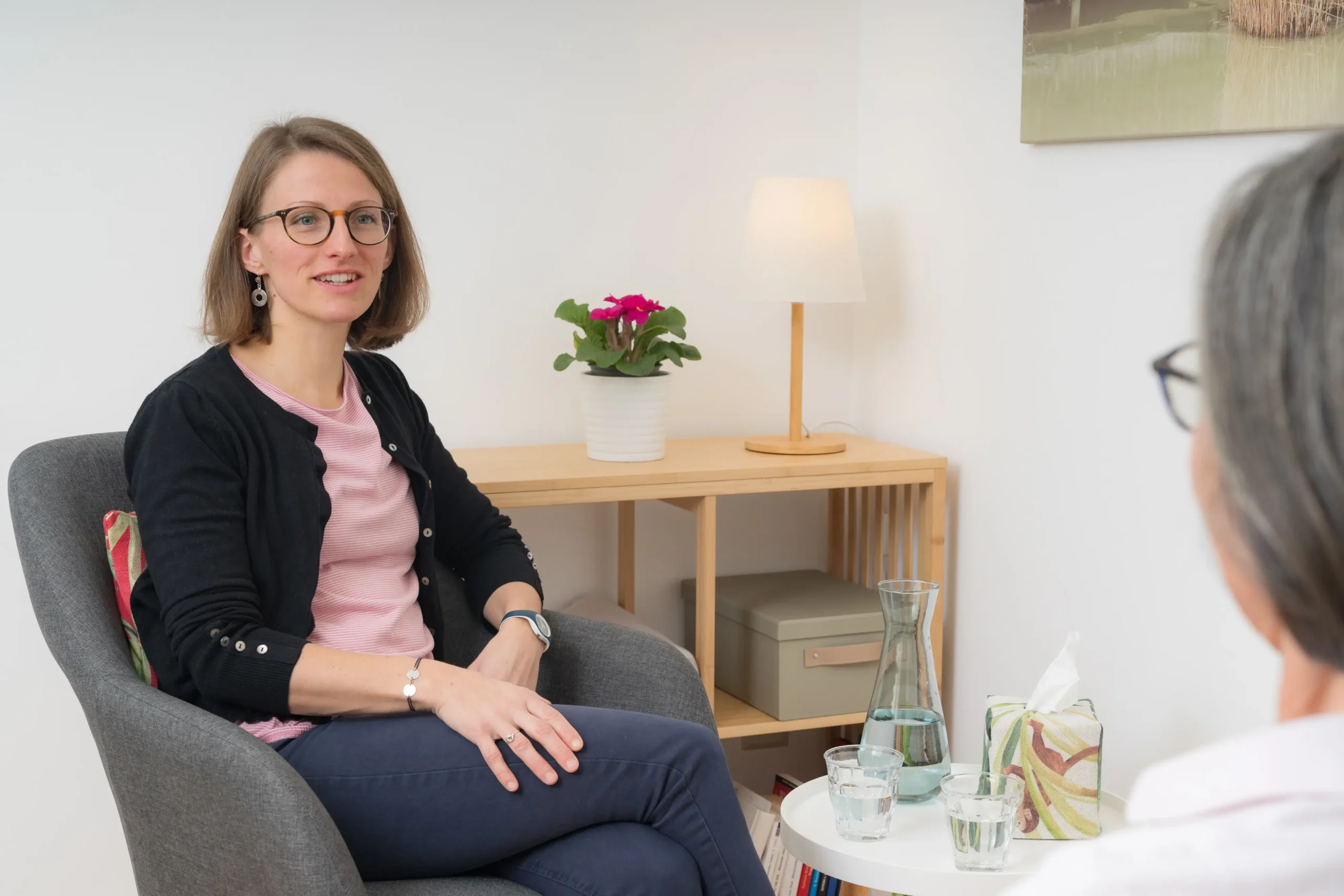Beratungsgespräch mit Klientin bei Johanna Friedl Wegbegleiterin und Lebensberaterin in Langenzersdorf bei Wien Korneuburg